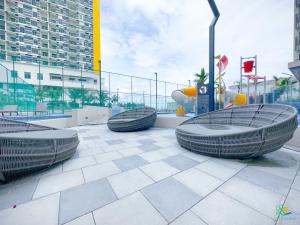 Un grupo de tres neumáticos grandes estacionados en una acera. en Bali Sea View Residences Melaka at Stayrene, en Melaka
