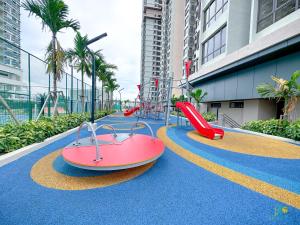 マラッカにあるBali Sea View Residences Melaka at Stayreneの赤い滑り台と赤い滑り台付きの遊び場