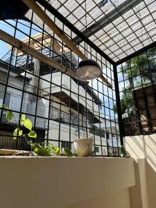 een kamer met een glazen plafond met planten en een licht bij Minyo Guest House in Jakarta