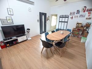 安平的住宿－台南 古堡民宿 - 可包棟 含電動麻將 switch，客厅配有桌椅和电视。