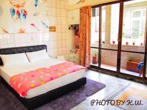 安平的住宿－台南 古堡民宿 - 可包棟 含電動麻將 switch，一间卧室配有一张带粉色毯子的床
