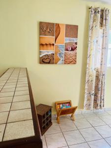 Habitación con cama y una foto en la pared. en Wondershell Curaçao, en Willemstad