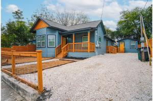 una casa azul con una valla delante en Exceptional 5BR So Close to Riverwalk and Downtown, en San Antonio
