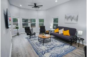 una sala de estar con un sofá y una mesa en Exceptional 5BR So Close to Riverwalk and Downtown, en San Antonio