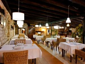 Un restaurante o sitio para comer en Posada Santa Ana