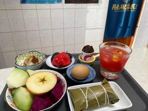 una mesa cubierta con tazones de comida y bebida en 月光祝福民宿Moonlight Blessing Hostel, en Chenggong