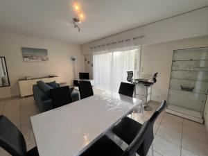 Posedenie v ubytovaní Appartement 3* près plage Les Sables-d'Olonne, 2 chambres, garage, équipements complets - FR-1-197-553