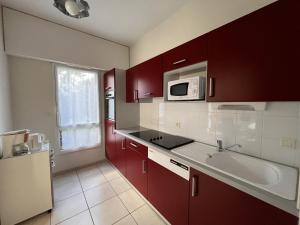 Kuchyňa alebo kuchynka v ubytovaní Appartement 3* près plage Les Sables-d'Olonne, 2 chambres, garage, équipements complets - FR-1-197-553