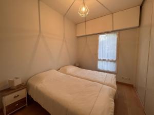 Posteľ alebo postele v izbe v ubytovaní Appartement 3* près plage Les Sables-d'Olonne, 2 chambres, garage, équipements complets - FR-1-197-553