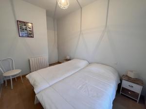 Posteľ alebo postele v izbe v ubytovaní Appartement 3* près plage Les Sables-d'Olonne, 2 chambres, garage, équipements complets - FR-1-197-553
