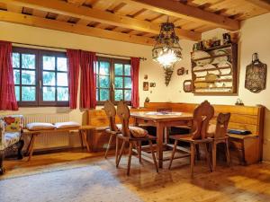 Edlitz的住宿－Holiday home in Edlitz in Wechselland with sauna，一间带桌椅的用餐室