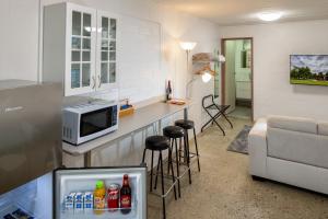 een keuken met een aanrecht met een koelkast en een magnetron bij Bridgewater Motel Victoria-24 HourCheck-In in Bridgewater-on-Loddon