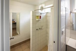 een badkamer met een douche met een glazen deur bij Bridgewater Motel Victoria-24 HourCheck-In in Bridgewater-on-Loddon +54 foto's
