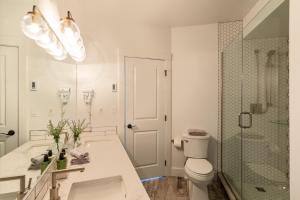 Koupelna v ubytování Fully Renovated Ski-in/out Loft with Private Hot Tub! + 18 fotografií