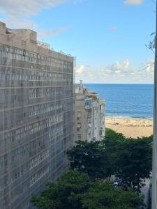 vistas al océano desde un edificio en Quadra Praia de Copacabana, en Río de Janeiro