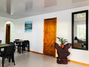 sala de estar con puerta de madera y mesa en Posada Halley View, en Providencia