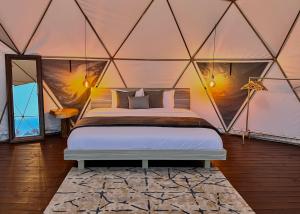 a bedroom with a bed in a tent at Golden Glamping in Guatavita
