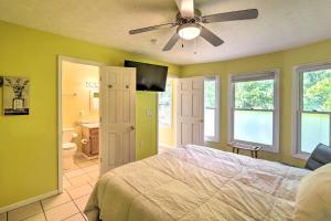 A bed or beds in a room at Secluded Ryman Riviera Home Steps to River