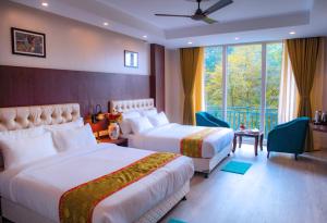 Bhurtuk的住宿－Avianna Gangtok Resort & Spa，酒店客房设有两张床和一个阳台。