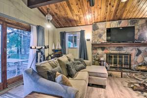- un salon avec un canapé et une cheminée en pierre dans l'établissement Lakefront Forestville Paradise with Private Beach!, 