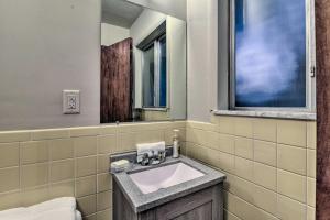 un baño con lavabo y espejo en Lakefront Forestville Paradise with Private Beach!, en Forestville 21 fotos más