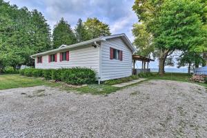 Casa blanca pequeña con ventanas con persianas rojas en Lakefront Forestville Paradise with Private Beach!, en Forestville