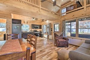 eine Küche und ein Wohnzimmer mit einem Tisch und Stühlen in der Unterkunft Inviting Webb Lake Cabin with Mountain Views 