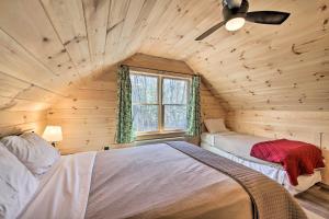 um quarto com 2 camas num chalé de madeira em Inviting Webb Lake Cabin with Mountain Views 