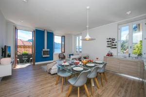 cocina y sala de estar con mesa y sillas en Casa Maria Menaggio, en Menaggio