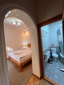 布哈拉Old Bukhara Boutique的一间卧室配有一张床和一个卫生间