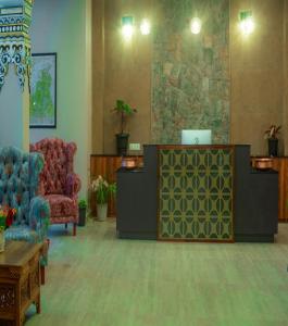 ein Wartezimmer mit 2 Stühlen und einem Schreibtisch mit einem Laptop in der Unterkunft Avianna Gangtok Resort & Spa in Bhurtuk