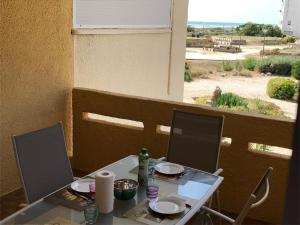 uma mesa com duas cadeiras e vista para o deserto em Appartement Port Leucate, 2 pièces, 5 personnes - FR-1-81-49 em Port Leucate