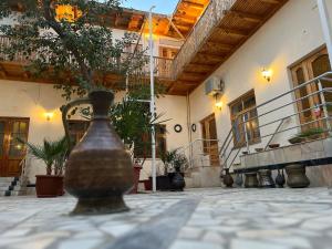 布哈拉Old Bukhara Boutique的坐在大楼前桌子上的花瓶