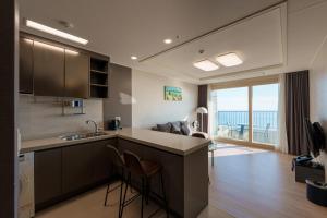 cocina y sala de estar con vistas al océano en Hotel The Blue Terra, en Sokcho