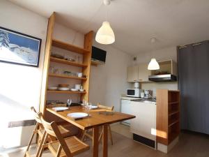 Kuhinja oz. manjša kuhinja v nastanitvi Appartement Saint-Chaffrey , 1 pièce, 3 personnes - FR-1-330E-99