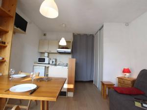 セレ・シュヴァリエにあるAppartement Saint-Chaffrey , 1 pièce, 3 personnes - FR-1-330E-99の小さなリビングルーム(テーブル付)、キッチンが備わります。