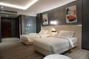 Postel nebo postele na pokoji v ubytování Joy Hotel + 36 fotografií