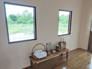 バーンラムンにあるActive Kids Farm Pattayaの窓2つ、ベンチ(タオル付)が備わる客室です。