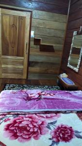 מיטה או מיטות בחדר ב-Pelangi Guest House