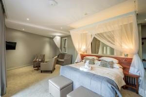 Postel nebo postele na pokoji v ubytování Chobe Safari Lodges