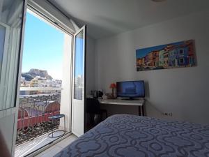 TV a/nebo společenská místnost v ubytování Room with private bathroom and balcony nearby the Mercado Central, center and beach