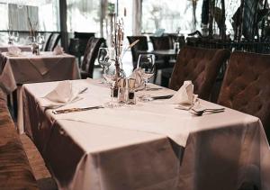 Reštaurácia alebo iné gastronomické zariadenie v ubytovaní Hotel & Restaurant Das Grambacher - Free Parking - Self Check-In