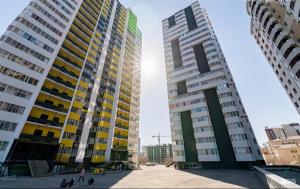 アスタナにあるEmmaApart Comfort 55の隣り合って建つ2つの高層ビル