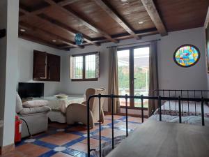 sala de estar con mesa y vidriera en LA ROCHINA en Granada