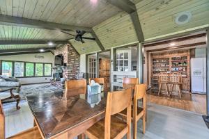 Una cocina y un comedor con mesa y sillas. en Waterfront Lake Huron Getaway Private Beach!, en Forestville