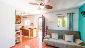 Casa Luz Serena Cártama by Ruralidays في كارتاما: غرفة معيشة مع أريكة ومطبخ