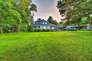 Un gran patio con una casa azul en Waterfront Lake Huron Getaway Private Beach!, en Forestville