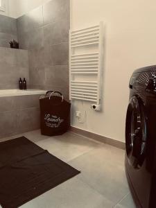 ein Badezimmer mit einer Tasche neben einer Waschmaschine in der Unterkunft Au cœur de Marseille : superbe appartement ! in Marseille