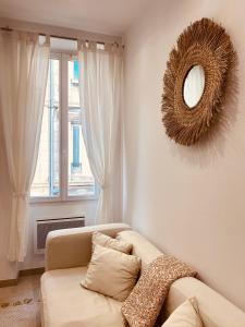 ein Wohnzimmer mit einem Sofa und einem Spiegel in der Unterkunft Au cœur de Marseille : superbe appartement ! in Marseille