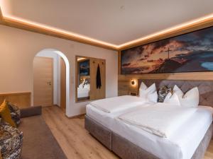 マイヤーホーフェンにあるFerienhof Hubertusのベッドルーム1室(大型ベッド1台付)